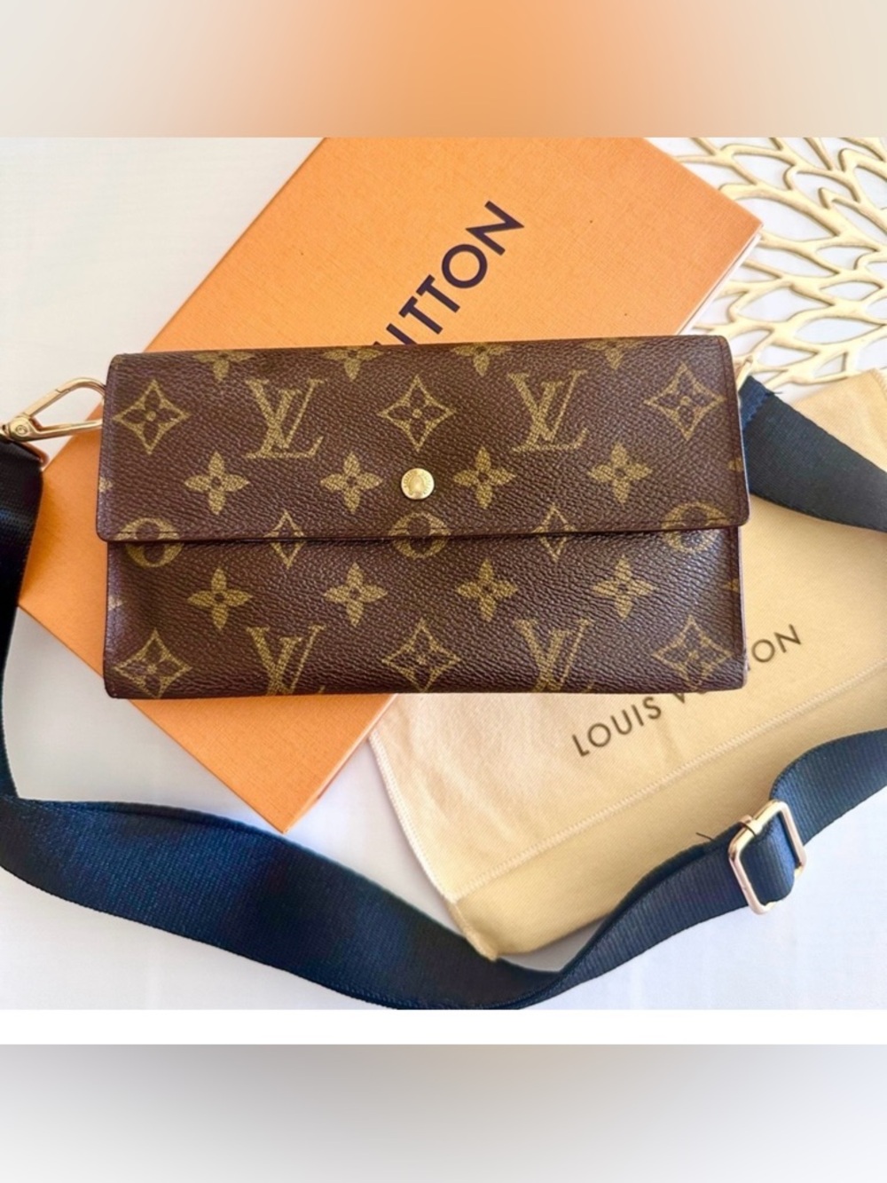 Louis Vuitton Monogram Sarah Wallet